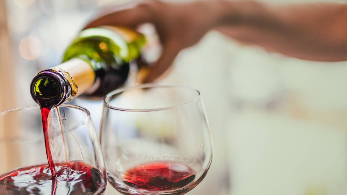 Por qué siempre debes pedir el vino más barato, según un gran sumiller