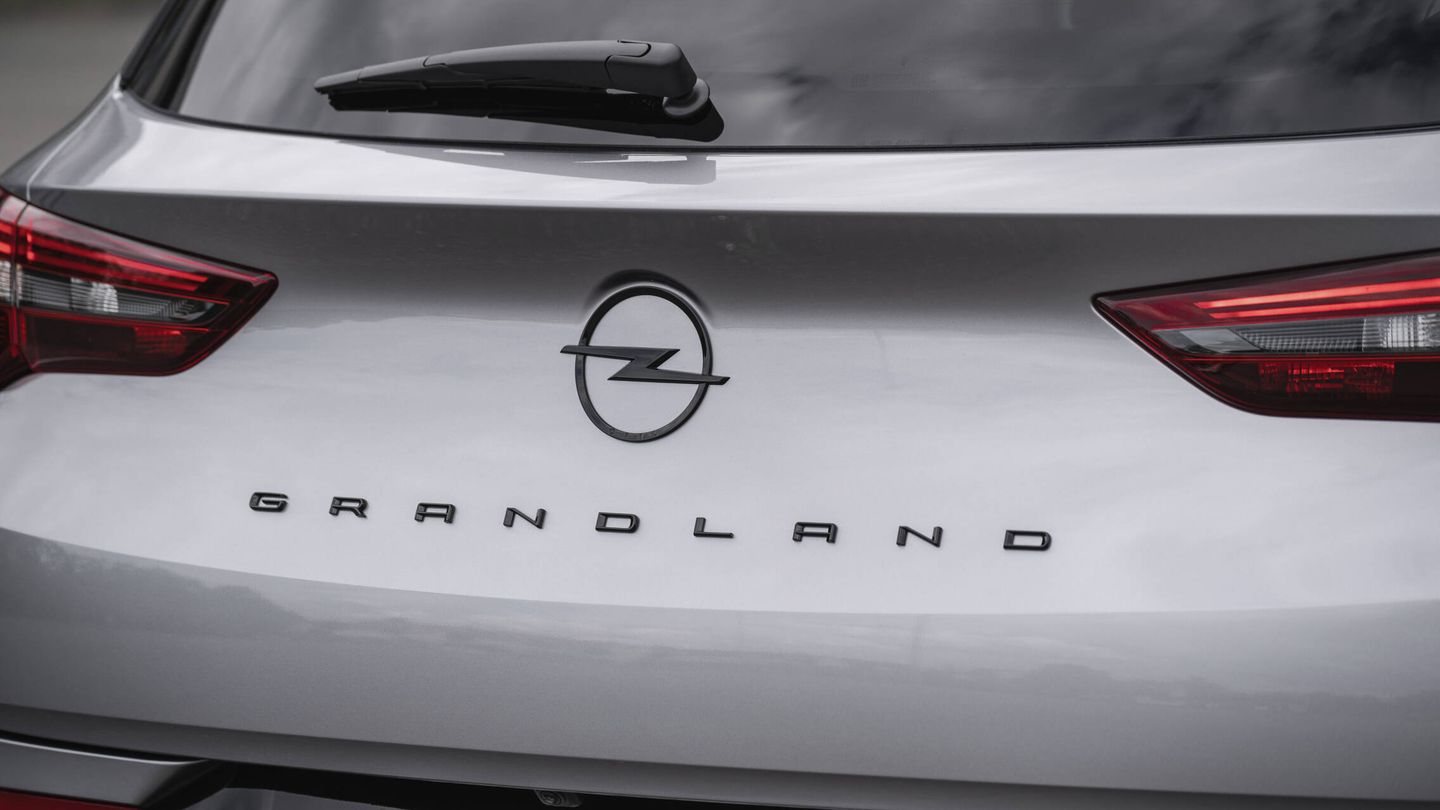 El nombre del coche, ya sin la 'X', y el logotipo de Opel van ahora en el centro del portón posterior.