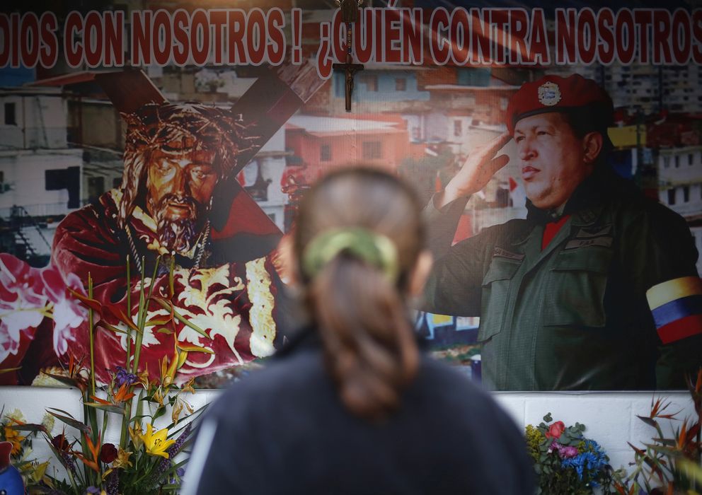 Foto: Una venezolana observa un altar dedicado a Hugo Chávez en el barrio 23 de Enero de Caracas, Venezuela. (Reuters)
