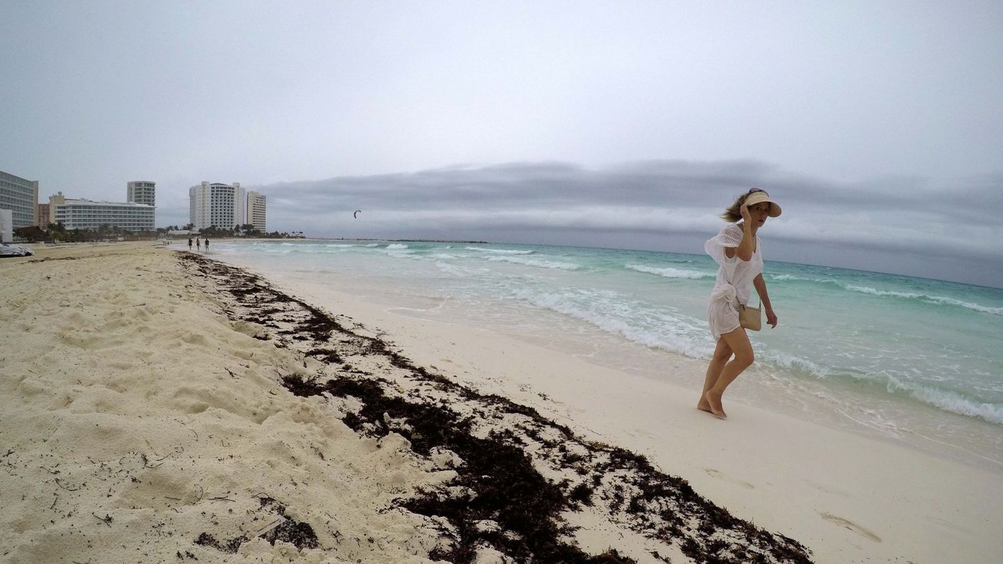 Playas de Cancún, vacias por el covid (Reuters)