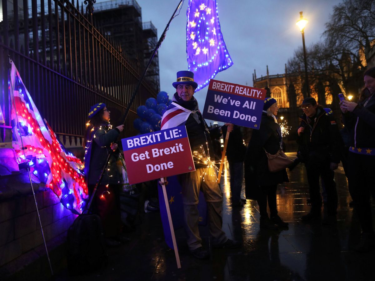 Foto: Detractores del Brexit se manifiestan a las puertas del Parlamento británico. (Reuters)