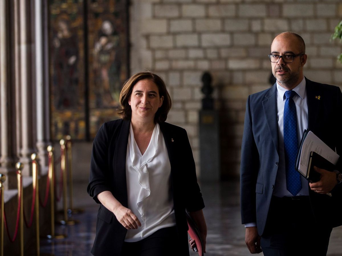Foto: La alcaldesa de Barcelona, Ada Colau (i), y el conseller de Interior, Miquel Buch (d). (EFE)
