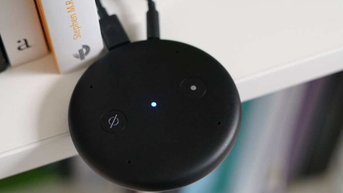 Probamos el 'Chromecast' de Amazon de 40€ que convierte tu viejo altavoz en inteligente