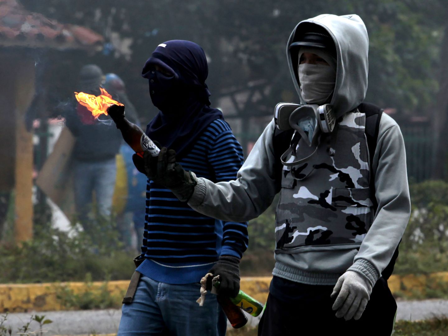 Manifestantes opositores se enfrentan a agentes de la Guardia Nacional Bolivariana en rechazo a las elecciones de la Constituyente. (EFE)