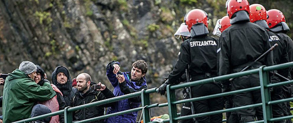 Foto: La Ertzaintza detiene a la colaboradora de ETA Urtza Alkorta después de tres horas de operación