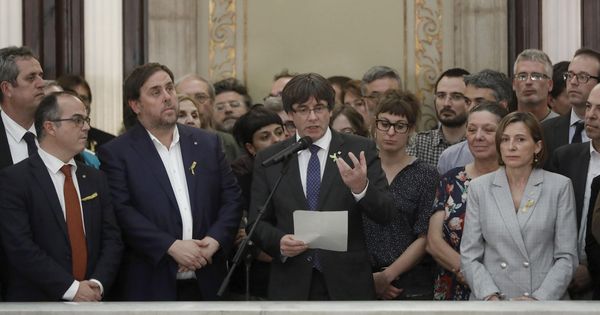 Foto: Puigdemont (2d), junto a Junqueras, el día en que se declaró la DUI. (EFE)