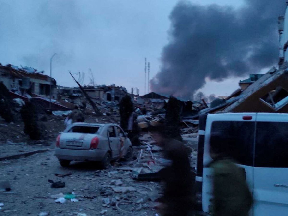Foto: Edificios y vehículos destruidos tras el ataque en la base de Yavoriv. (Reuters/@BackAndAlive)