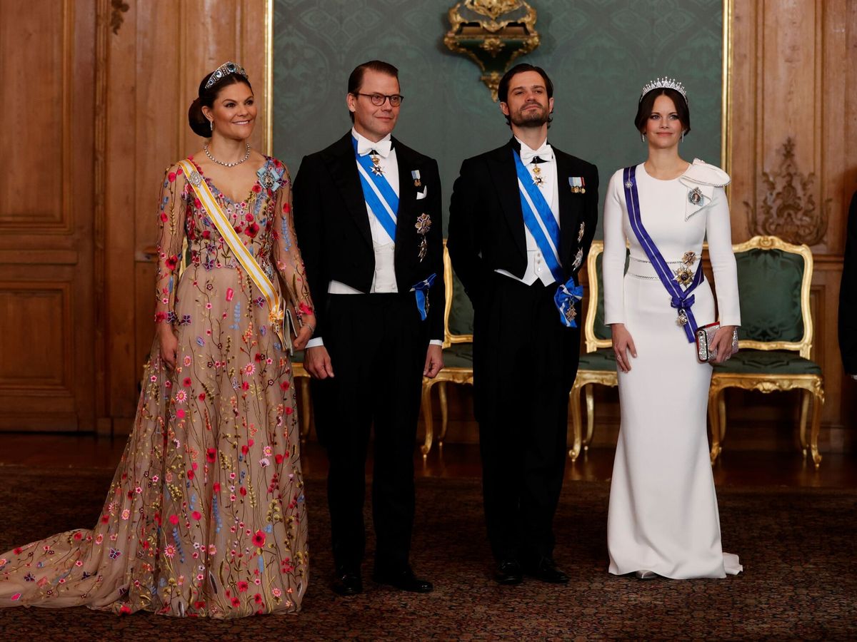 Foto: Victoria de Suecia y Daniel, junto a los príncipes Carlos Felipe y Sofía. (EFE/Juanjo Martín)
