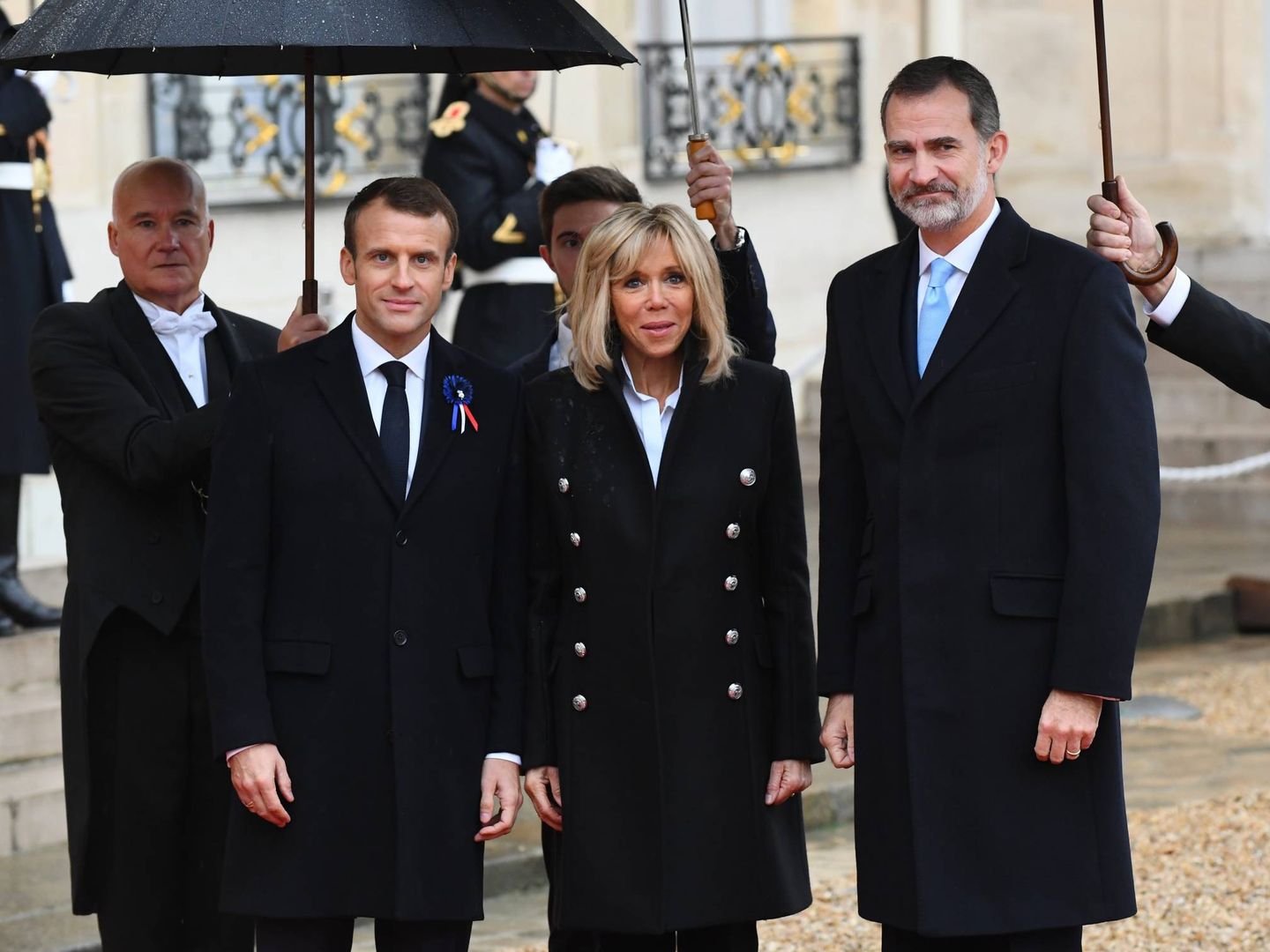 El rey Felipe con el matrimonio Macron, en París. (Cordon Press)