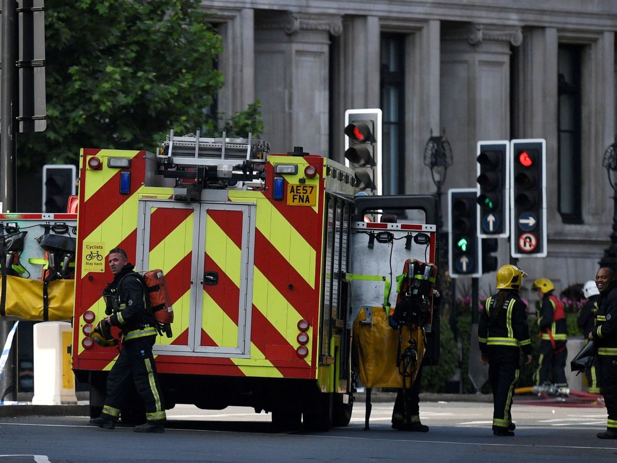 Foto: Un camión de bomberos en Londres. (EFE/Neil Hall)