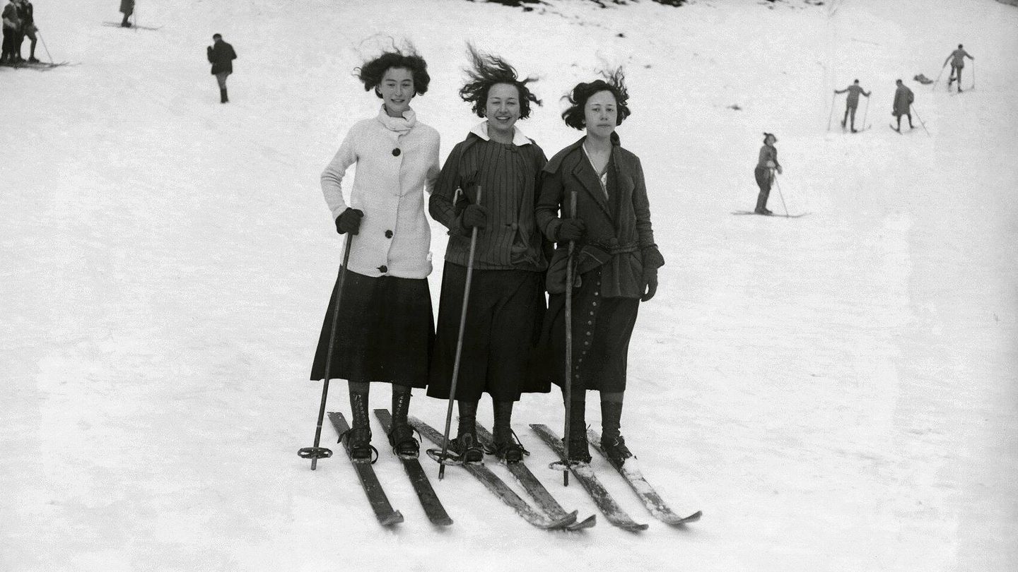 Esquiadoras en la sierra madrileña en 1933. (Alfonso/Vegap)