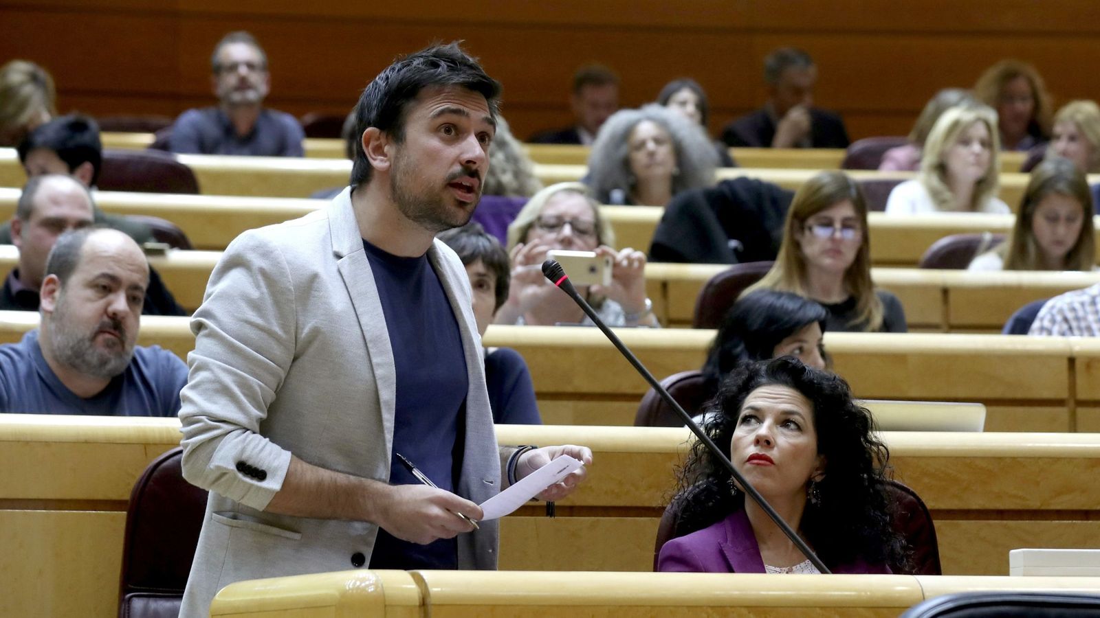 Foto: El portavoz de Podemos en el Senado, Ramón Espinar, durante su intervención en una sesión de control al Gobierno. (EFE)