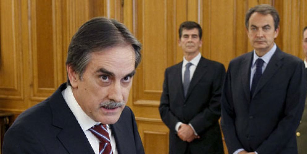 Foto: Zapatero ningunea a Valeriano Gómez al suprimir la ayuda de 426 euros sin consultarle