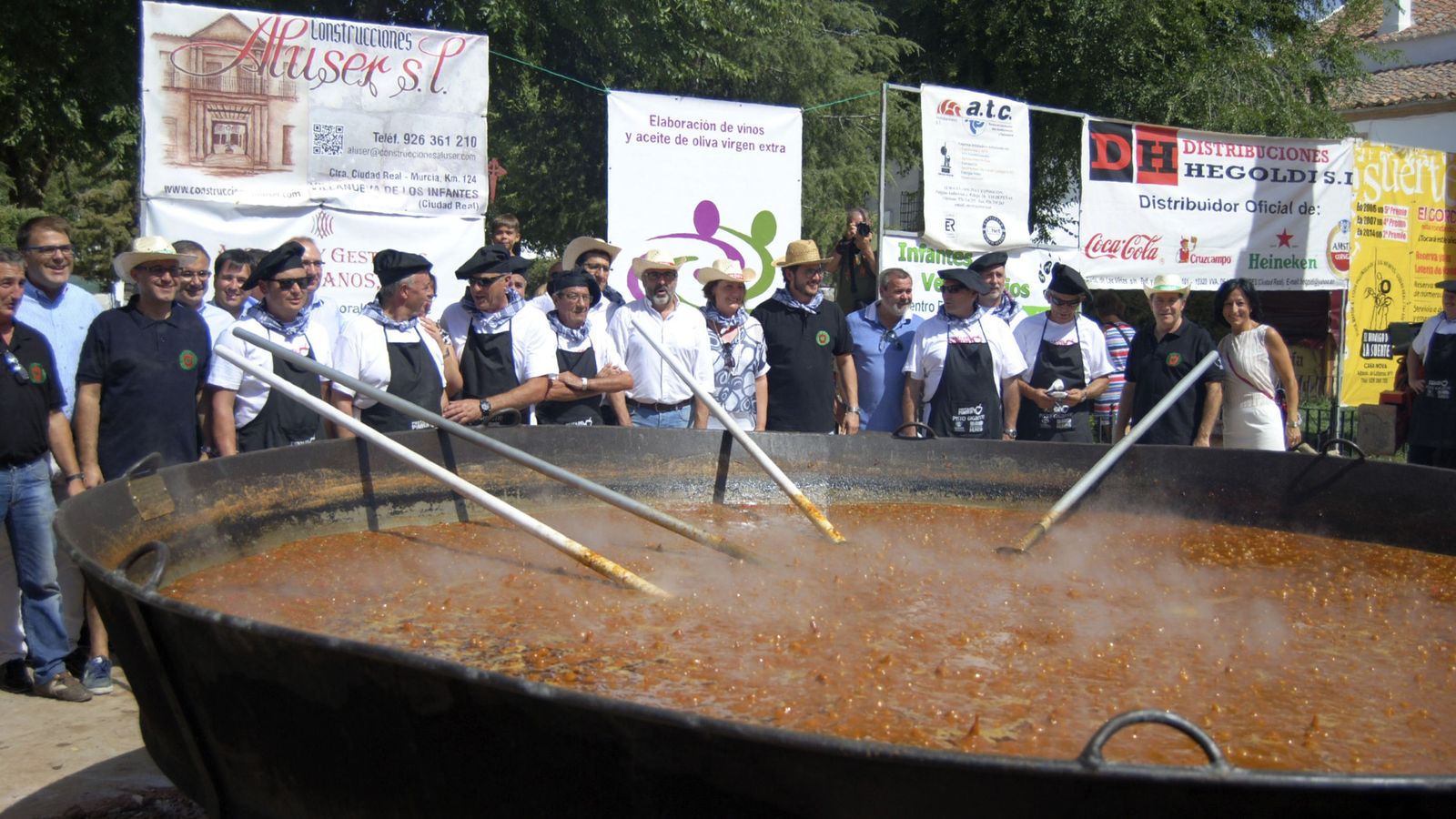 Foto: Los cocineros voluntarios que han participado en la elaboración del plato típico manchego. (EFE)