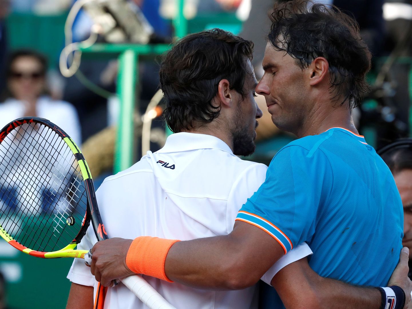 Rafa Nadal (d) y Guido Pella se saludan tras el partido de cuartos de final del Masters de Montecarlo. (Reuters)