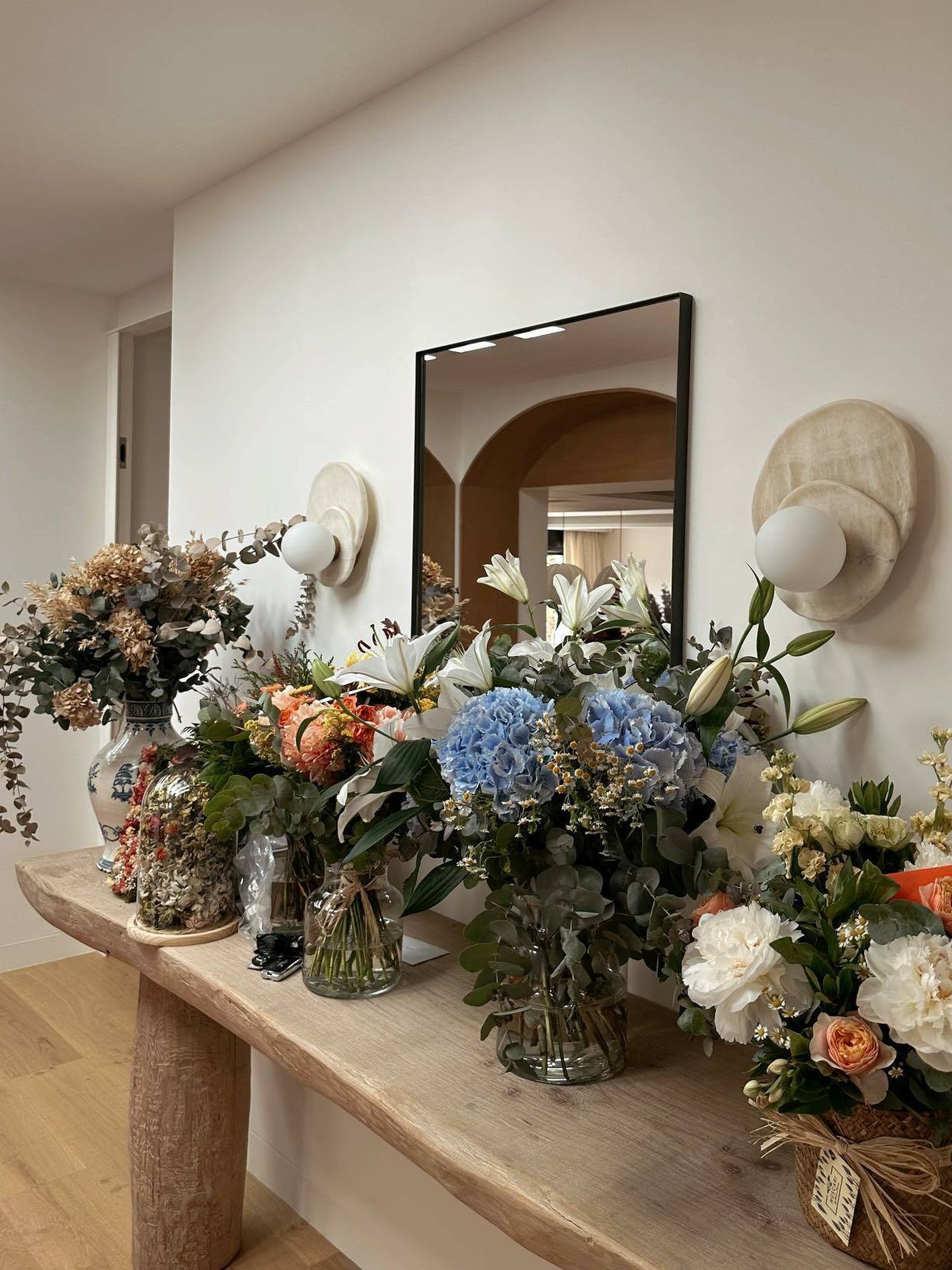 Las flores inundan la casa de María Pombo. (Instagram/@mariapombo)