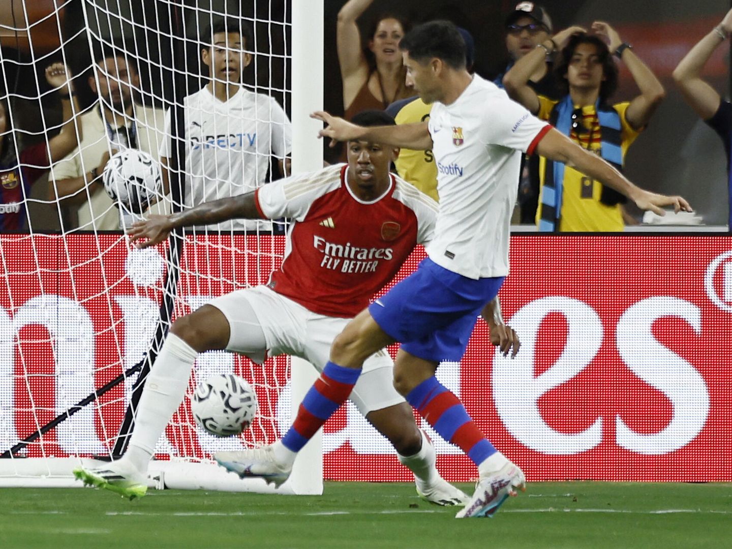 Lewandowski marca ante el Arsenal el primer gol. (EFE/EPA/Etienne Laurent)