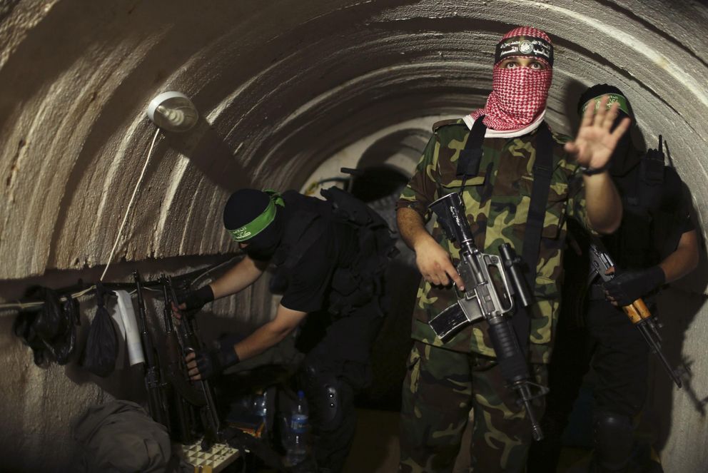 Milicianos de las brigadas Al-Qassam, brazo armado de Hamás, en un túnel en Gaza (Reuters). 