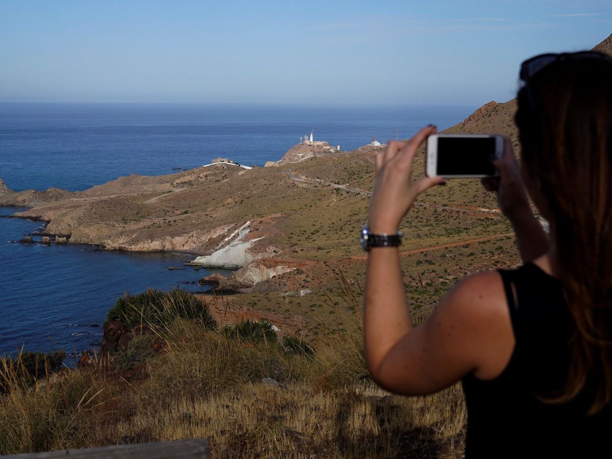 Foto: Vistas desde el mirador de la Vela Blanca, en el Parque Natural Cabo de Gata. (EFE)