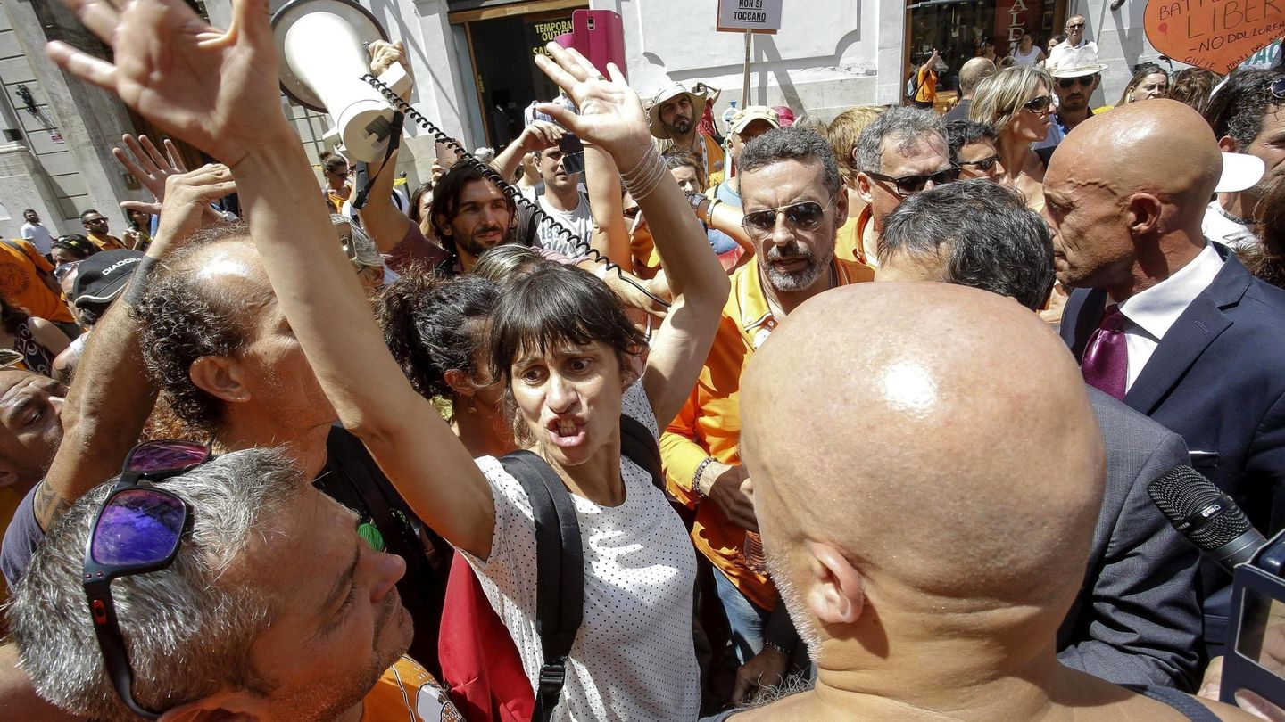 Manifestantes antivacunas protestan en las afueras de la Cámara Baja, en Roma. (EFE)