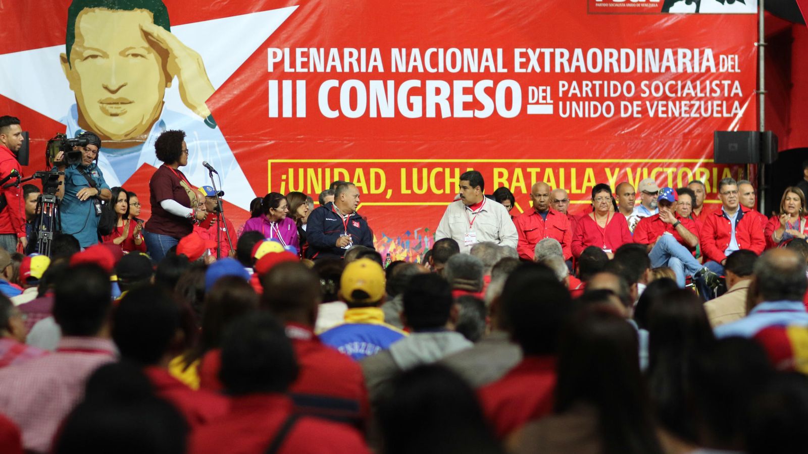 Foto: Maduro (c-d) acompañado del presidente de la Asamblea Nacional Diosdado Cabello (c-i) (Efe).