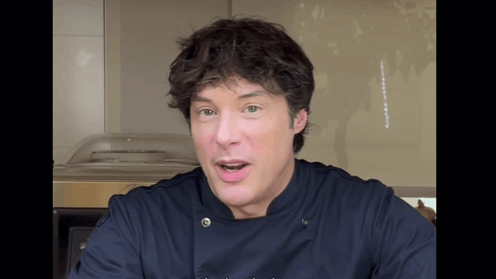 Jordi Cruz, chef: "Si guardas los plátanos junto a frutas como manzana o aguacate, se volverá más blando antes de tiempo"