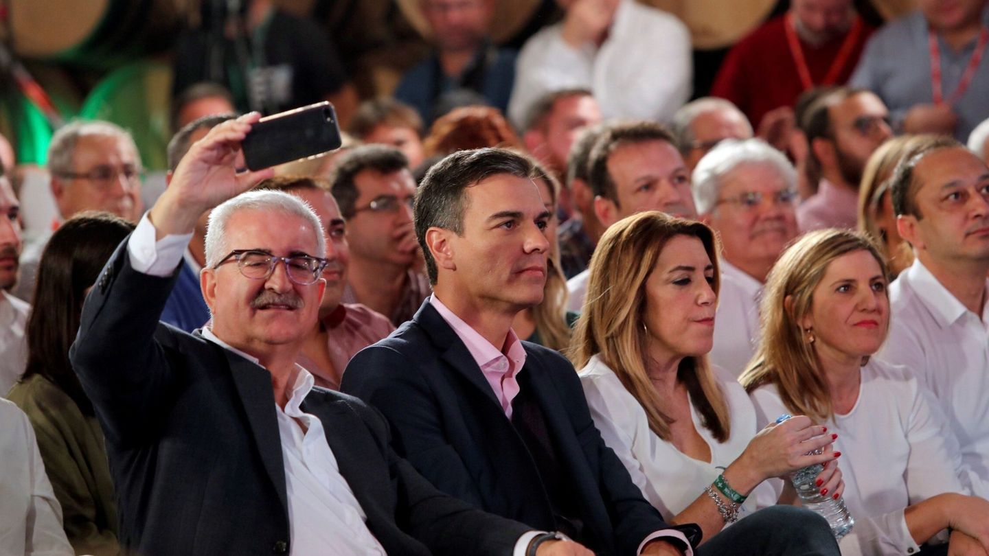 Pedro Sánchez, la presidenta de la Junta de Andalucia, Susana Díaz y el vicepresidente de la Junta, Manuel Jiménez Barrios, durante el mitin en Chiclana (Cádiz), este 18 de noviembre. (EFE)