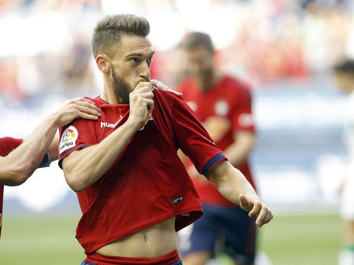 Foto: El navarro Roberto Torres celebra un gol de Osasuna en El Sadar. (EFE)