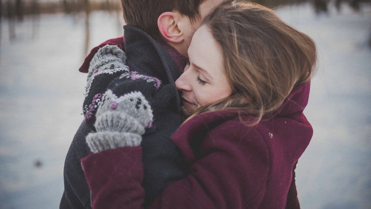 Los abrazos nos hacen adictos a nuestra pareja (y evitan los cuernos)