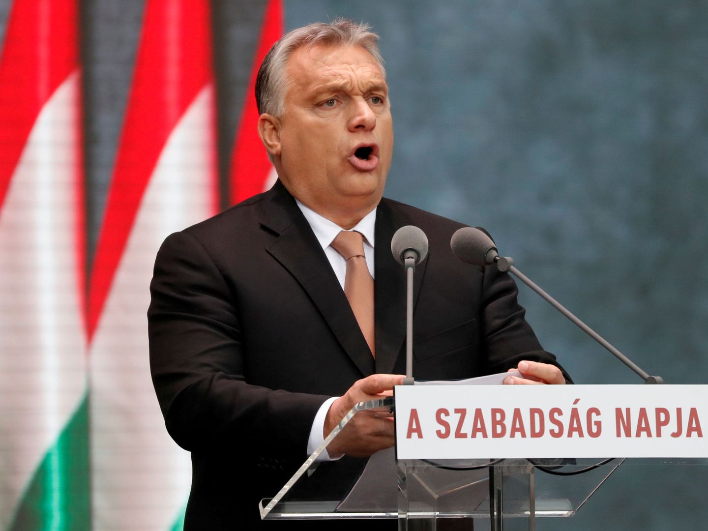 Víktor Orbán da un discurso durante el 62º aniversario del levantamiento húngaro de 1956, en Budapest, el 23 de octubre de 2018. (Reuters)