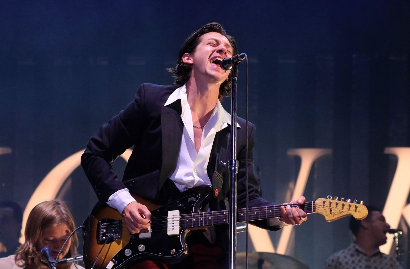 El compositor y cantante de la banda británica 'Arctic Monkeys', Alex Turner, durante el concierto del Mad Cool. (EFE)
