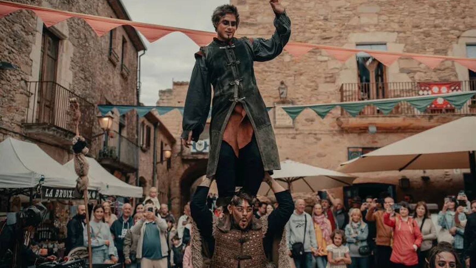 Así es el mercado medieval que llega este fin de semana a un pueblo de piedra de Cataluña: 70 puestos, caballeros y un ritual de brujas