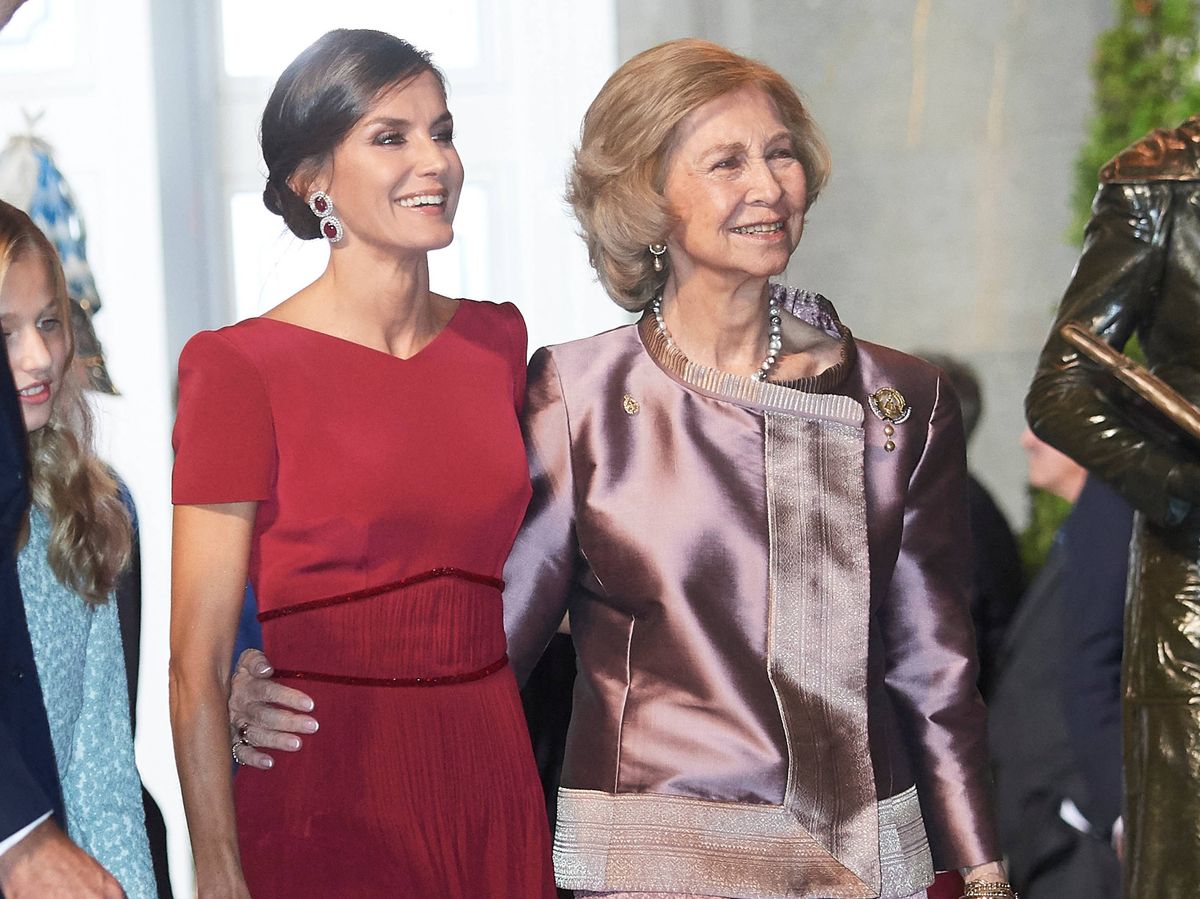 Foto: Las dos Reinas caminan abrazadas tras la ceremonia de los Premios Princesa de Asturias de 2019. (Limited Pictures)
