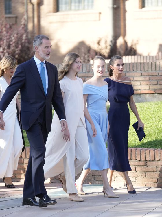 Los reyes Felipe y Letizia con sus hijas, a su llegada a los Premios Princesa de Girona. (Limited Pictures)