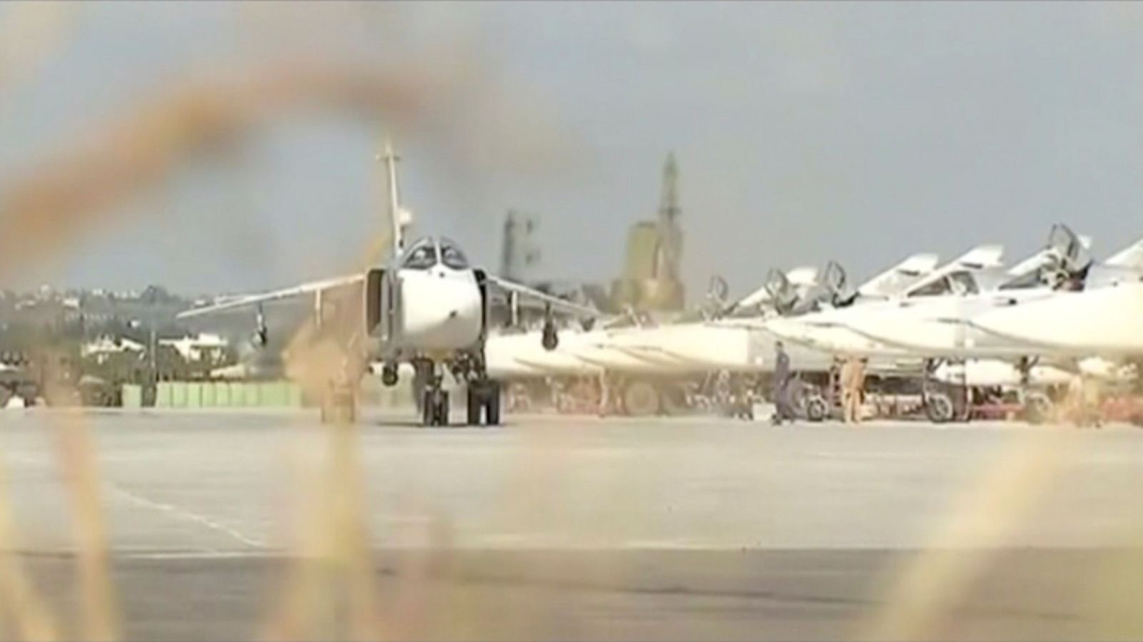 Foto: Captura de un vídeo de propaganda sobre cazas rusos en la base aérea de Khmeymim, en la provincia siria de Latakía. (Reuters)