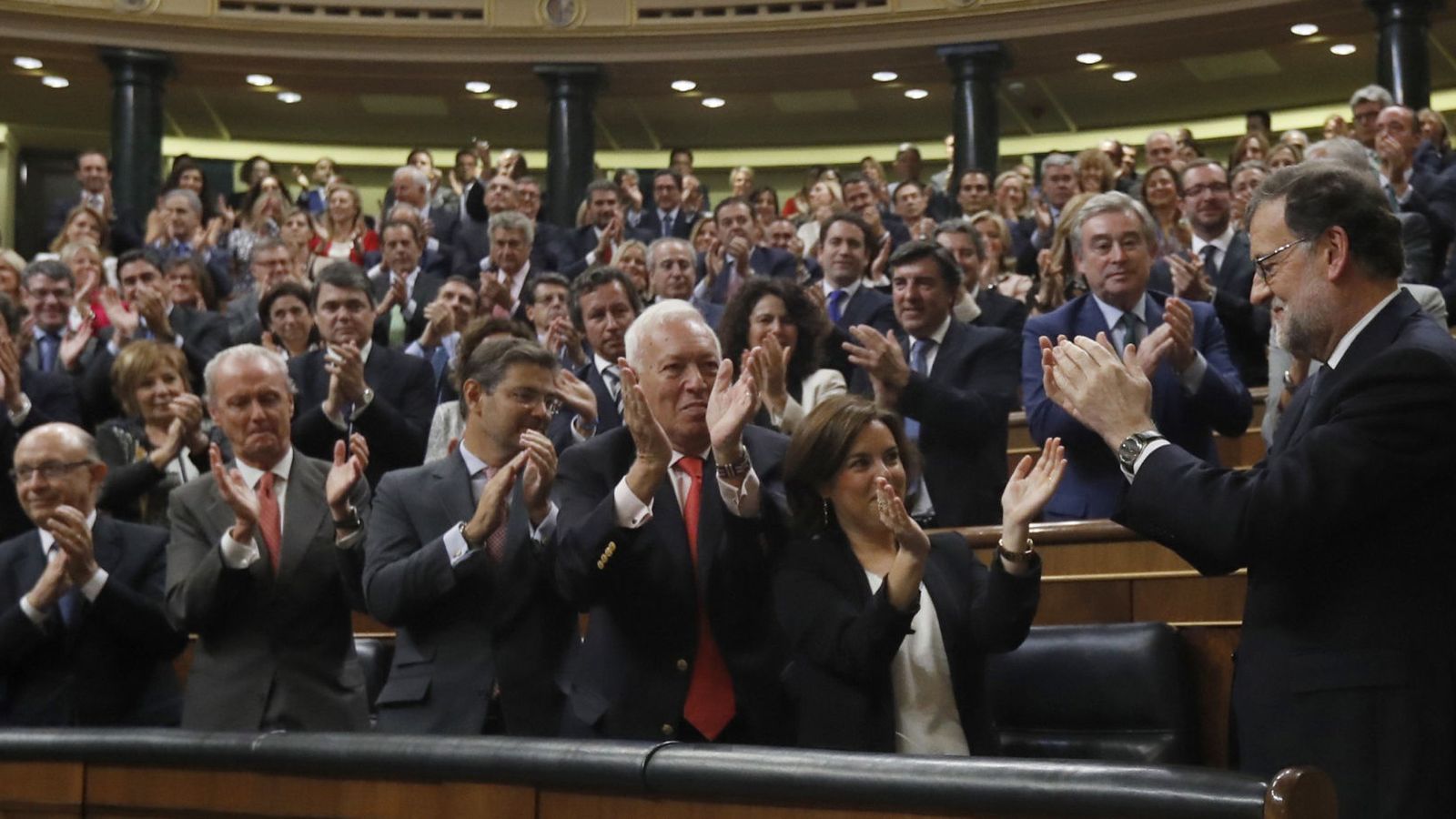 Foto: El líder del PP, Mariano Rajoy (d), es aplaudido por los diputados de su partido tras ser investido presidente del Gobierno. (EFE)