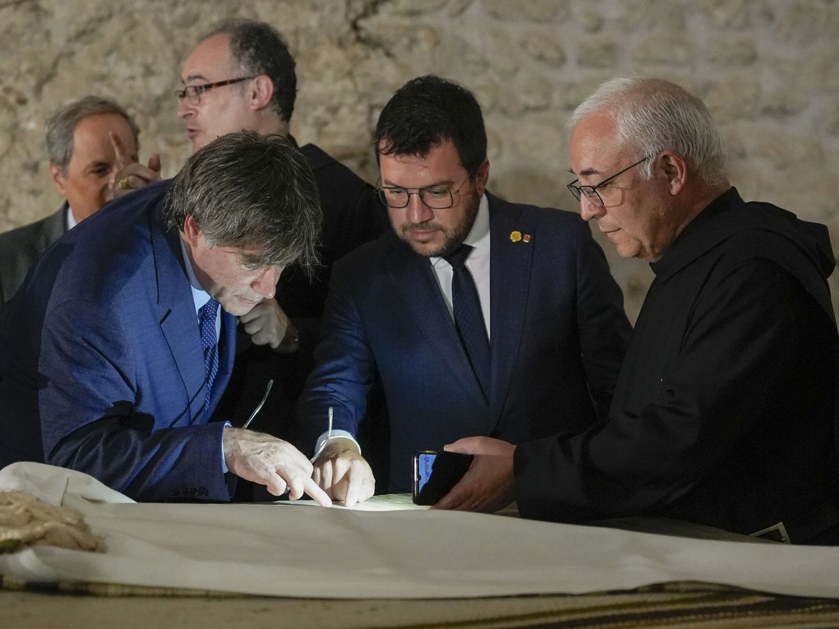 Foto: Carles Puigdemont y Pere Aragonés en la abadía de Sant Miquel de Cuixà, en Codalet (Francia), en un homenaje al músico Pau Casals. (EFE/David Borrat)