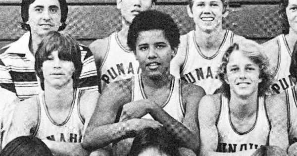 Foto: Barack Obama (c) junto a sus compañeros de equipo, en una fotografía del anuario de 1977. (Seth Poppe)