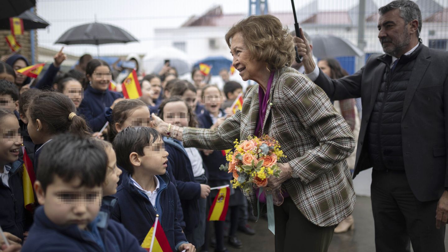 La reina Sofía saluda a niños que la esperaban antes de su visita al Banco de Alimentos, a 8 de febrero de 2024, en Huelva. (Europa Press/A.Pérez)