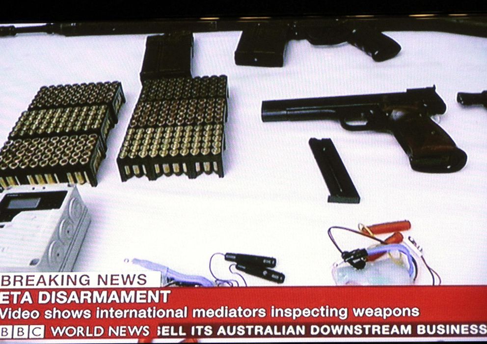 Foto: Fotograma del vídeo difundido por la BBC sobre el desarme de ETA. (Efe)