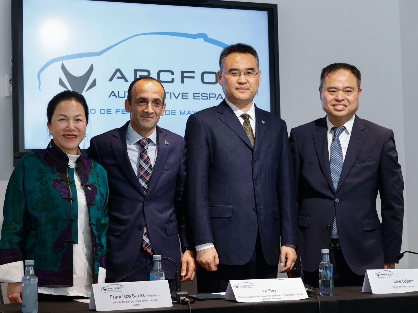 Yu Tao y Zheng Fang, directivos de la empresa china BAIC y su filial, Arcfox junto al presidente del puerto de Ferrol, Francisco Barea, el jueves 9 de mayo durante la presentación. EFE/Kiko Delgado