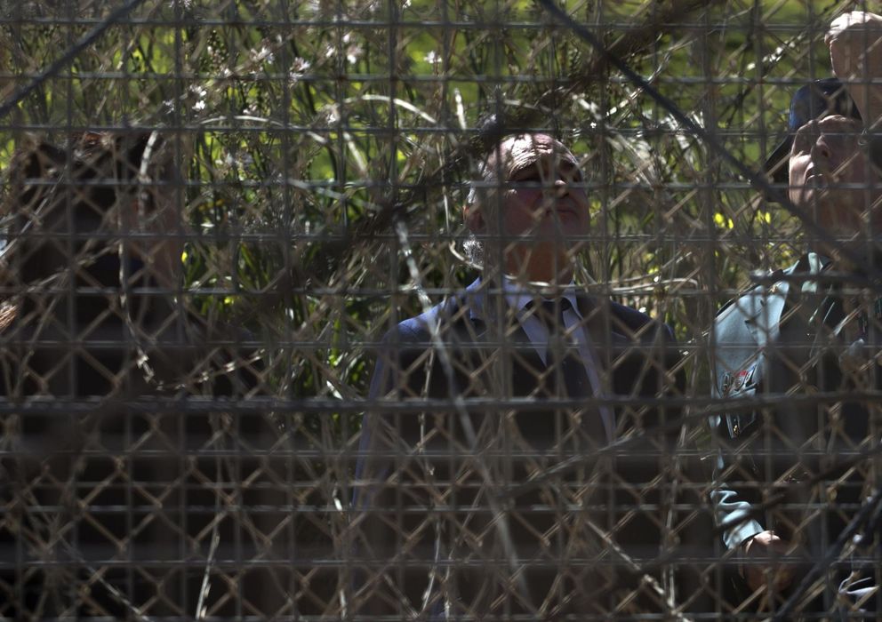 Foto: El ministro del Interior en la valla de Melilla. (Reuters)