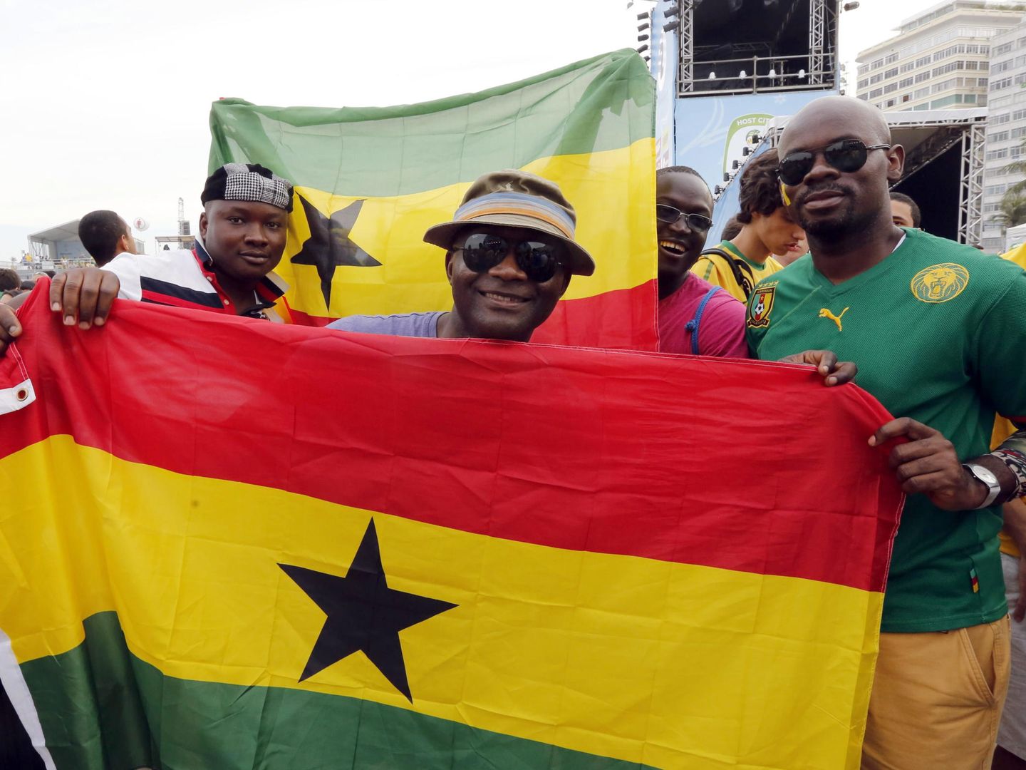 Los aficionados de Camerún siempre dan color allá donde va su selección (EFE/EPA/Abedin Taherkenareh)