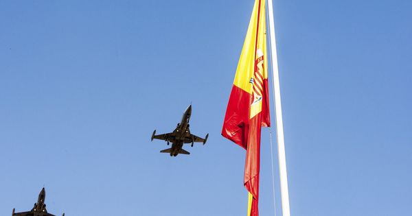 Foto: Dos cazas sobrevuelan una bandera de España en el Día de la Hispanidad (EFE)