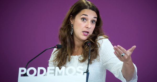 Foto: La portavoz de Podemos, Noelia Vera, durante la rueda de prensa que ofreció hoy lunes en la sede de su partido. (EFE)