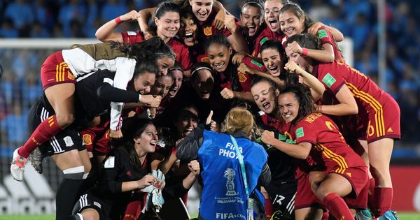 Foto: Las jugadoras de la Selección española sub-17 posan ganar el Mundial. (Reuters)
