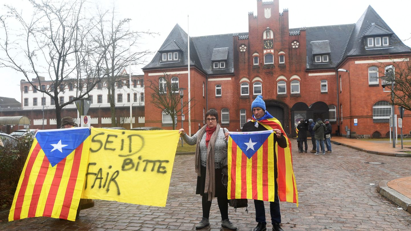Activistas protestan contra la detención de Carles Puigdemont frente a la prisión de Neumünster, en abril de 2018. (Reuters)