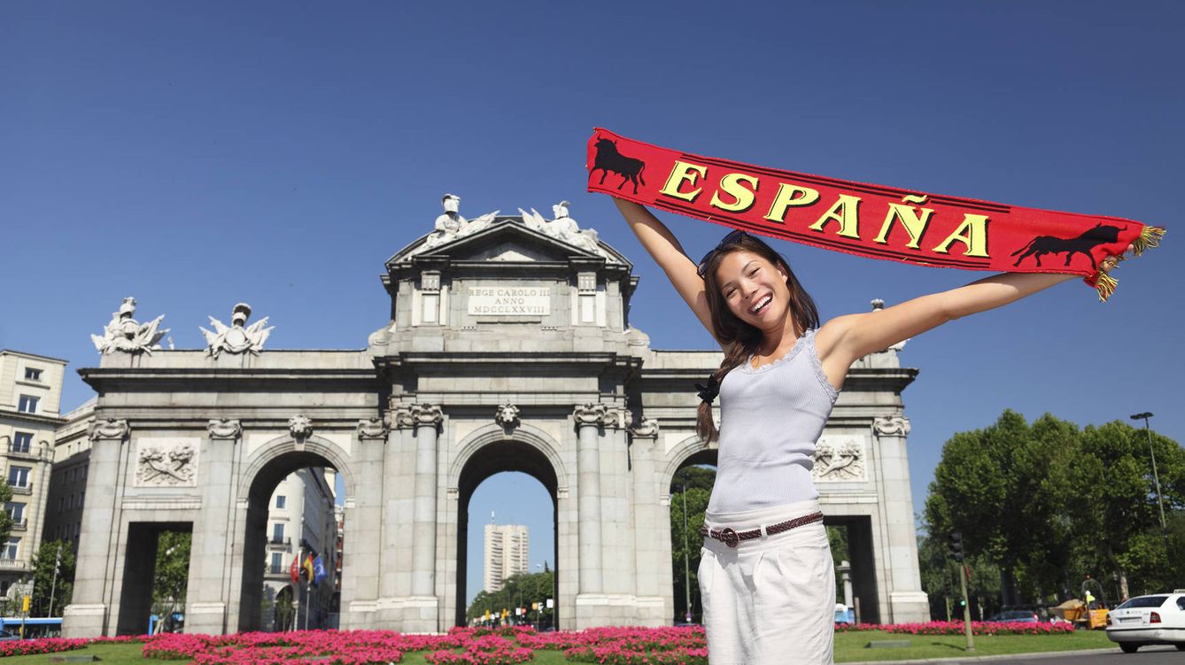 Foto: Esto es lo que pasa cuando buscas "España" en una página de fotos de estudio. (iStock)