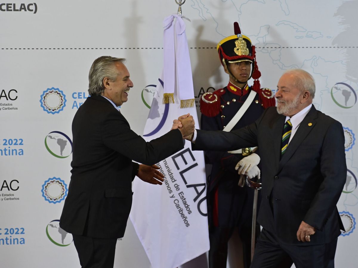 Foto: El presidente de Argentina, Alberto Fernández (i), recibe al presidente de Brasil, Luiz Inácio Lula da Silva. (EFE/Matías Martín Campaya)