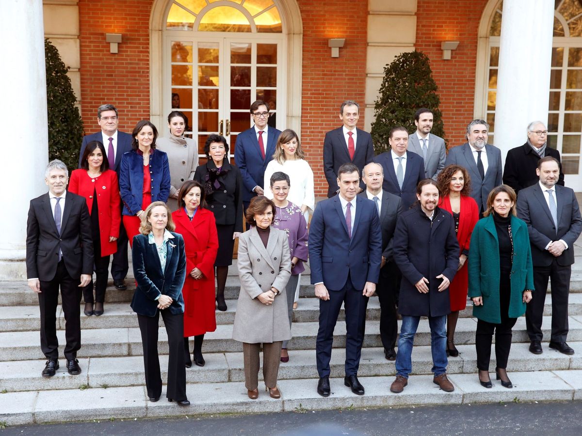 Foto: El presidente del Gobierno, Pedro Sánchez (c), posa junto a los miembros de su gabinete en la foto de familia en la Moncloa. (EFE)